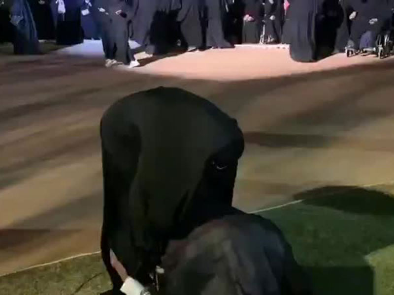 اضغط لمشاهدة الفيديو: طالب يقبّل قدم والدته أثناء حفل تخرجه بجامعة القصيم